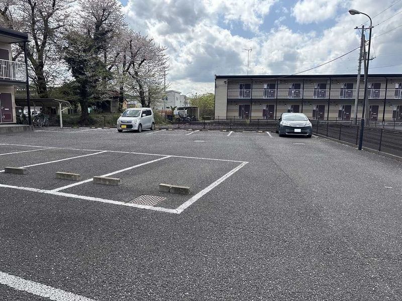 レオパレスシンメイハイツ１ 駐車場