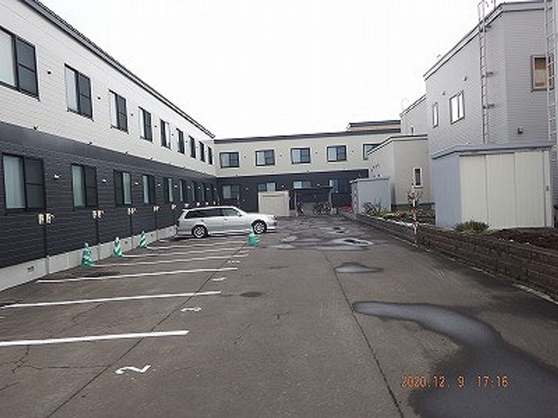 レオパレスツインズＤ 駐車場