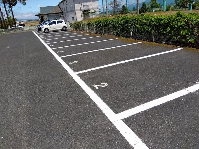 レオパレスフルール 駐車場