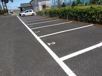 レオパレスフルール 駐車場