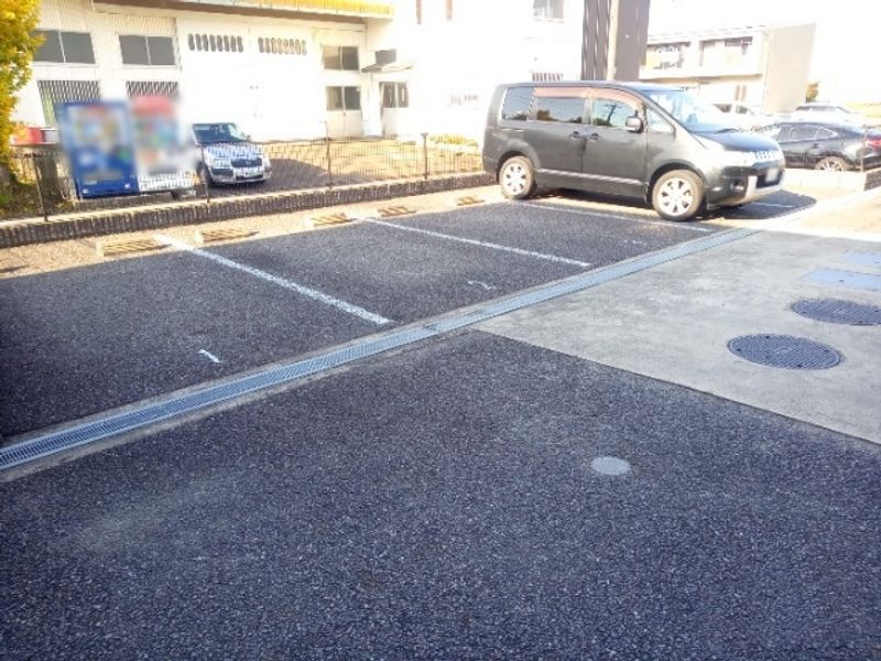 レオパレスへきなん金山 駐車場
