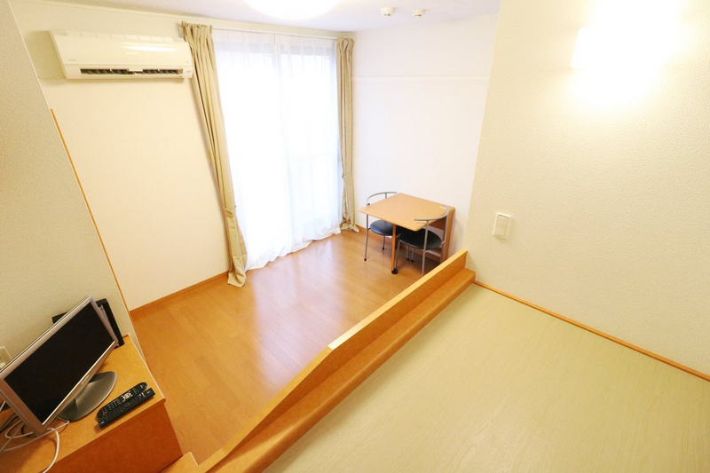 レオパレス松陽 居間