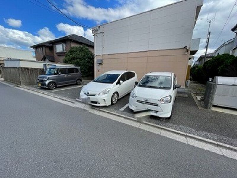 レオパレス桜が丘 駐車場
