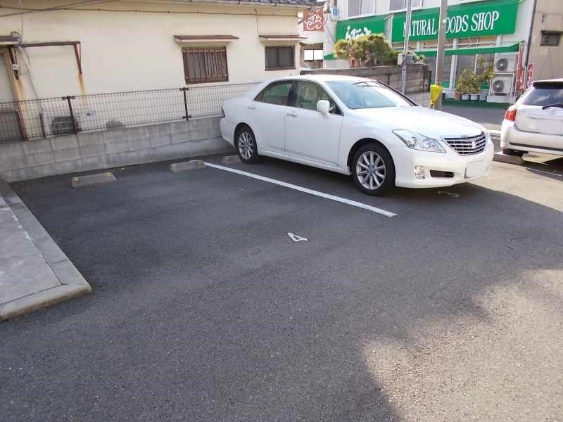 レオパレスパイナス松福 駐車場