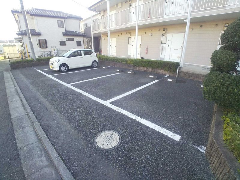 レオパレスグロリアスⅢ 駐車場