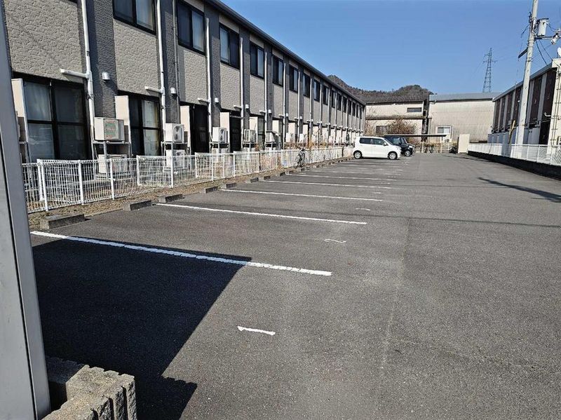 レオパレスマイファミーユ 駐車場