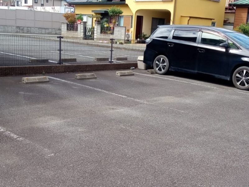 レオパレスベアフルーツⅡ 駐車場