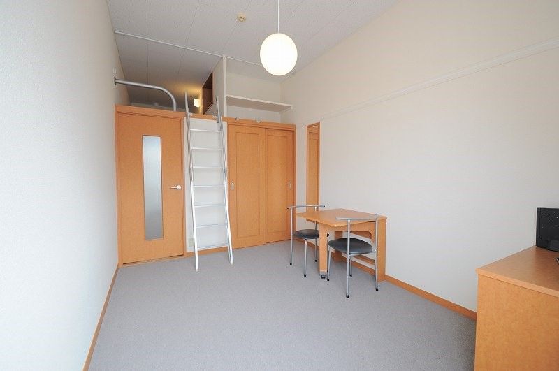 レオパレス光 居間