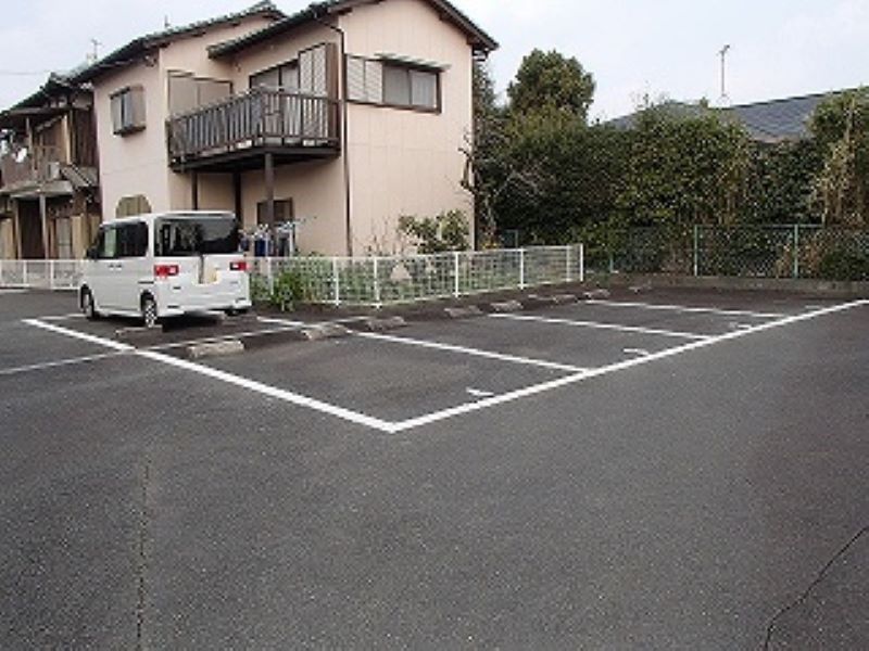 レオパレスアプリコット・イン 駐車場