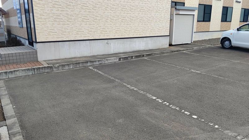 レオパレスひまわり 駐車場