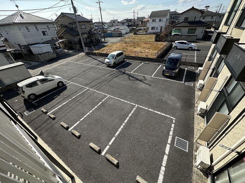 レオパレスイチサト 駐車場