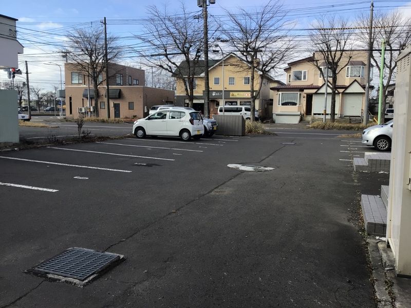 レオネクスト愛国西 駐車場
