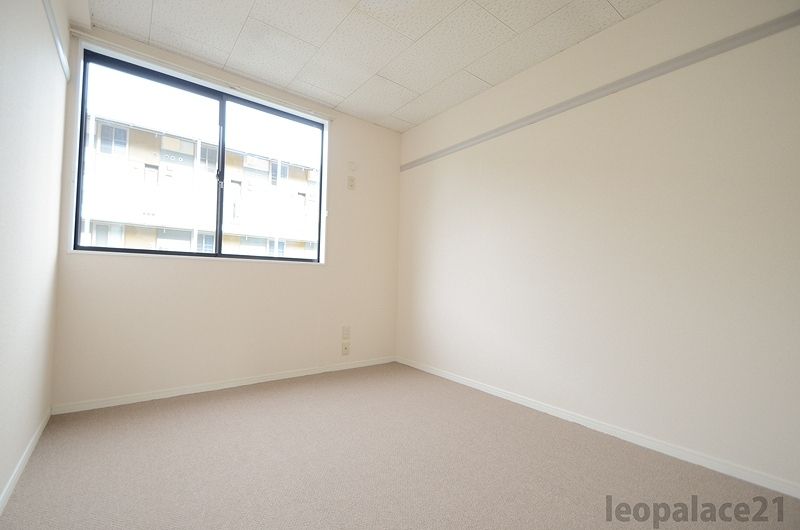 レオパレス吉春 寝室