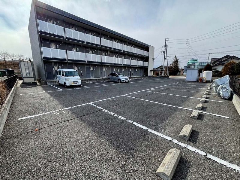 レオパレスＣＬＯＶＥＲ 駐車場