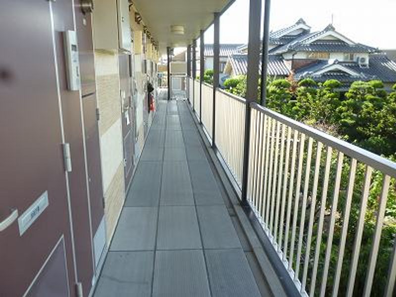 レオパレスすばる 玄関