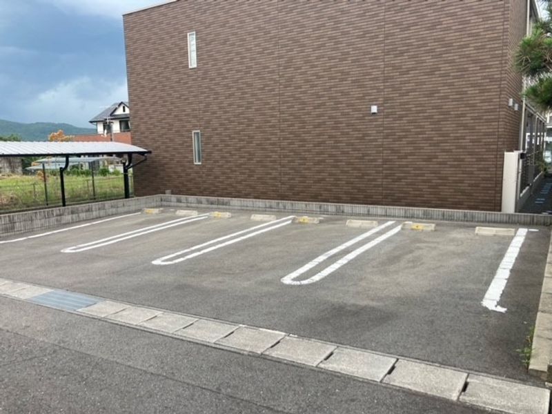 ミランダメルベーユ高坂 駐車場