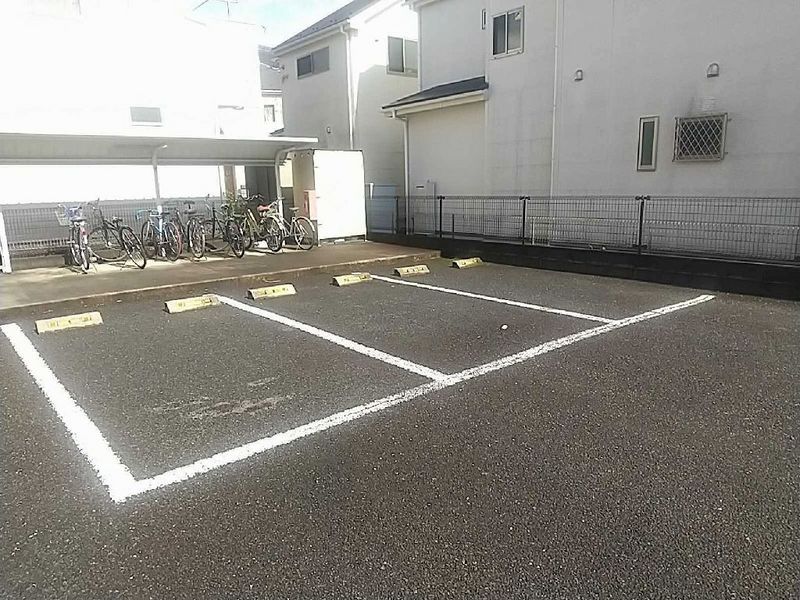 レオパレスヴァン 駐車場