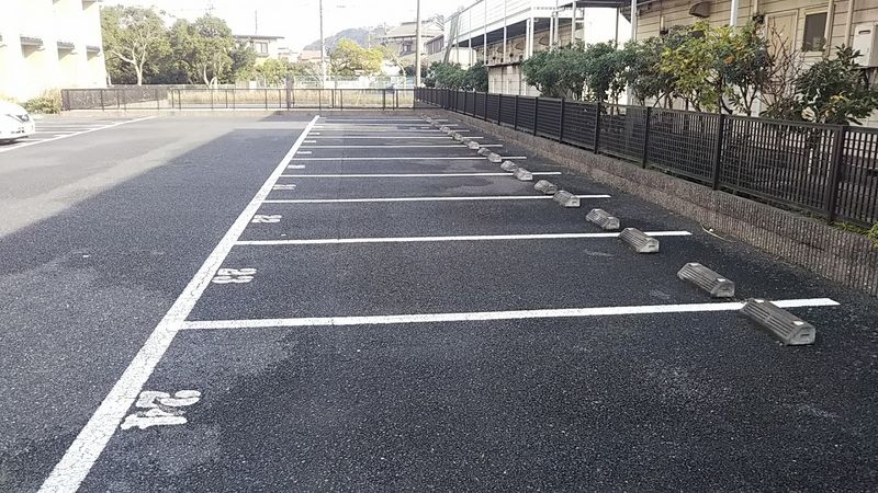 レオパレスエアリーコート 駐車場