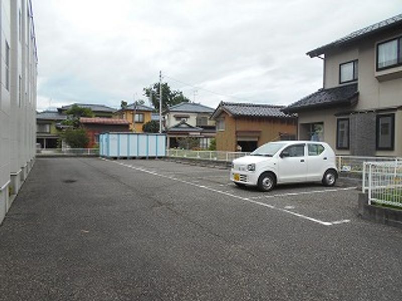 レオパレスアトリオ 駐車場