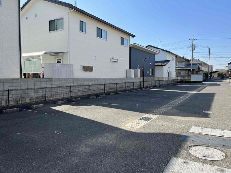 レオネクストラ　ポール 駐車場