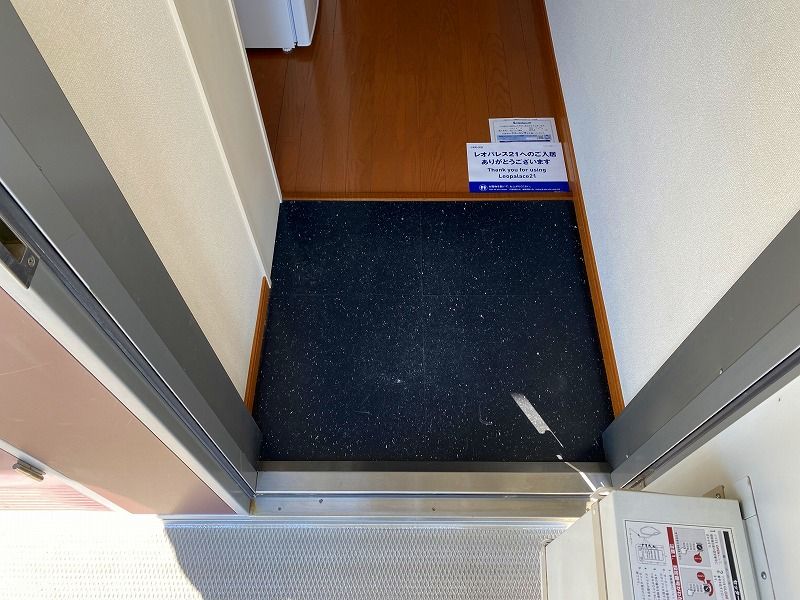 レオパレスオアシス 玄関