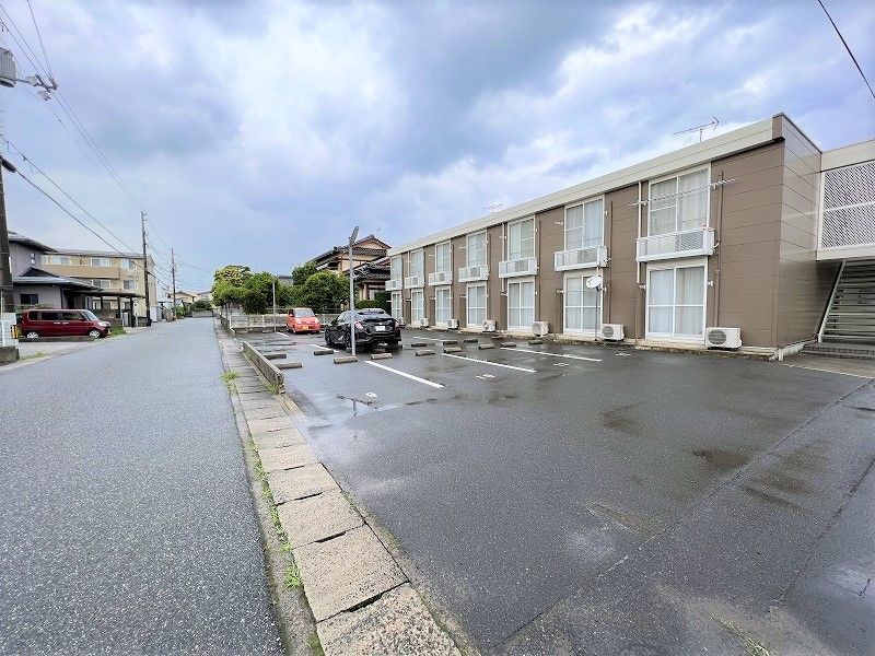 レオパレスコンフォール 駐車場