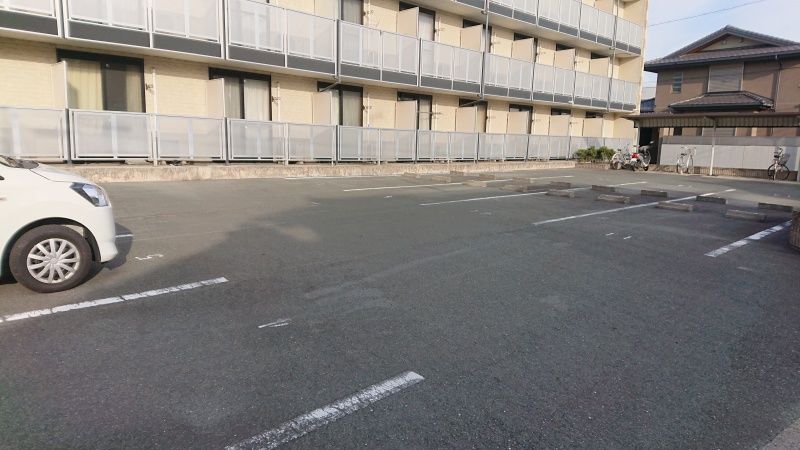 レオパレス春日 駐車場