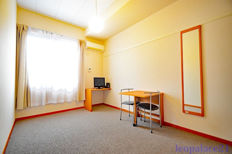 レオパレスレジデンス 居間