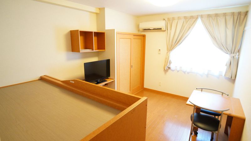 レオパレストロイメライ 居間
