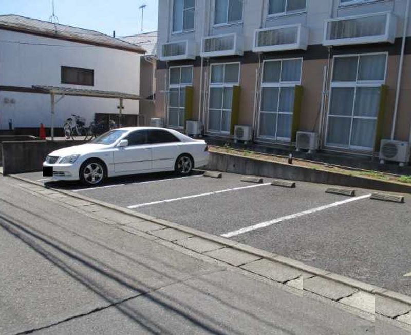 レオパレスルミエール 駐車場