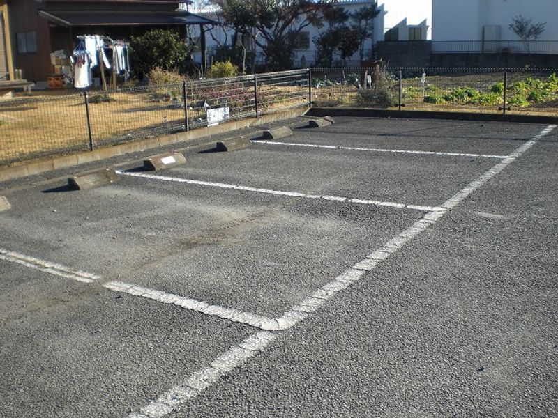 レオパレスエトワール鈴木 駐車場