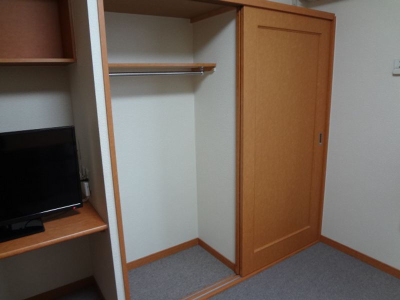 レオパレストルネード 収納