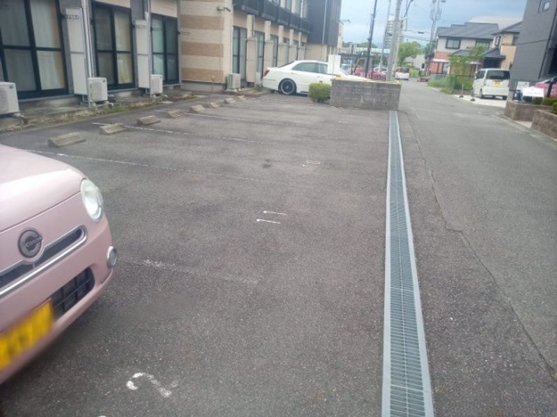 レオパレスミラドール十塚Ａ 駐車場