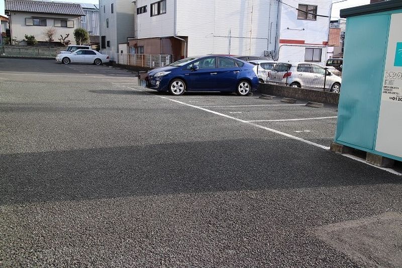 レオパレスリラ上池 駐車場