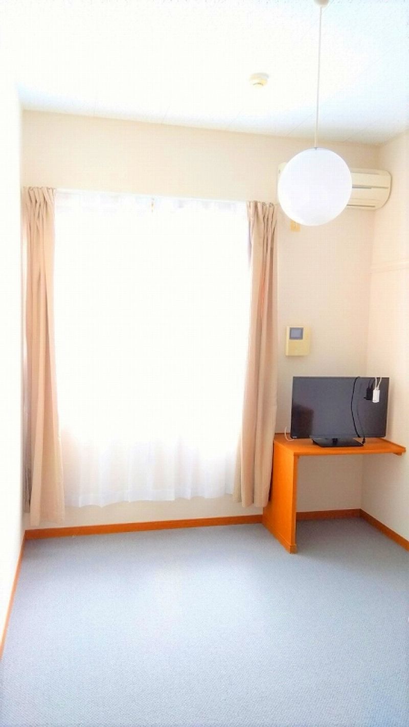 レオパレスワールド松戸新田 居間