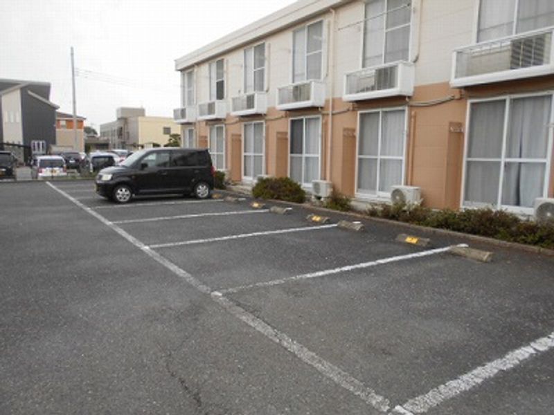 レオパレスサンフラワー 駐車場
