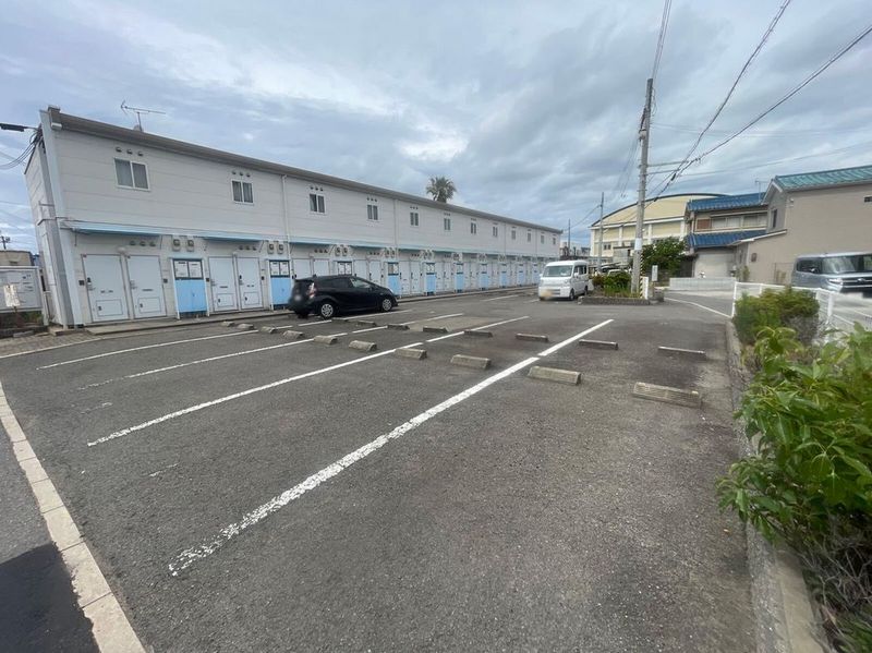 レオパレス松 駐車場