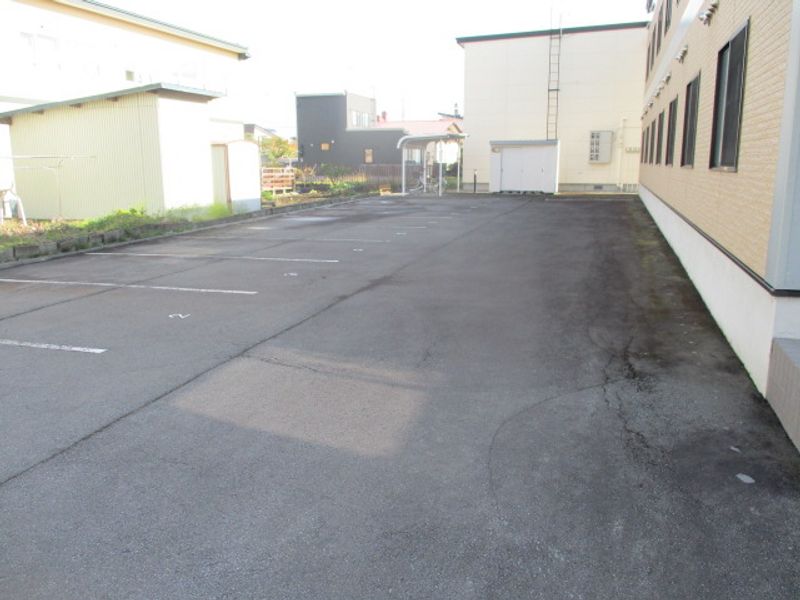 レオパレスエカリミア 駐車場