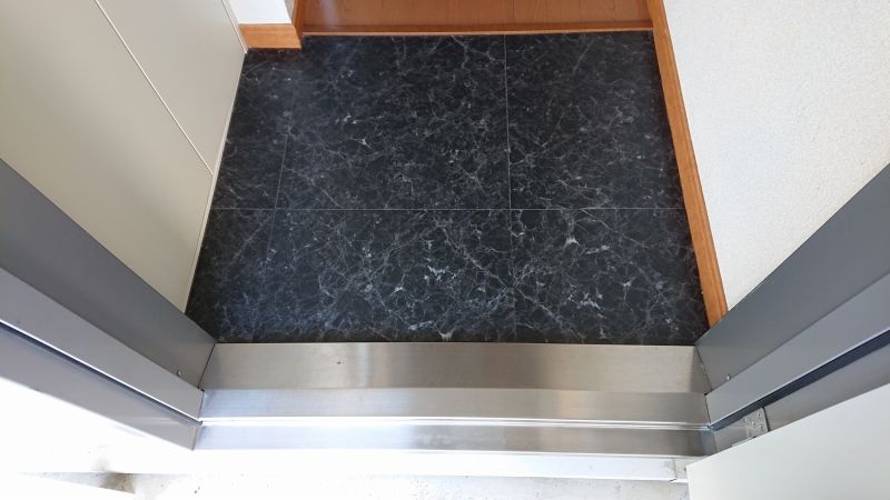 レオパレスヴァン 玄関