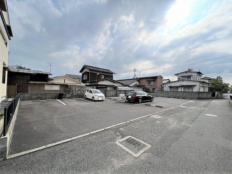 レオパレスさつき 駐車場