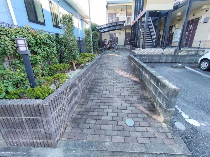 レオパレス西原 エントランス