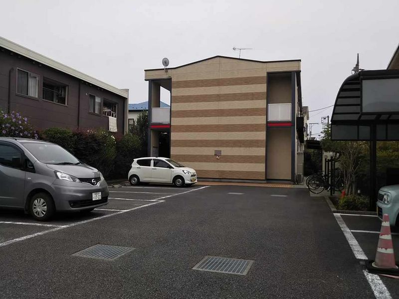 レオパレスグレイス 駐車場