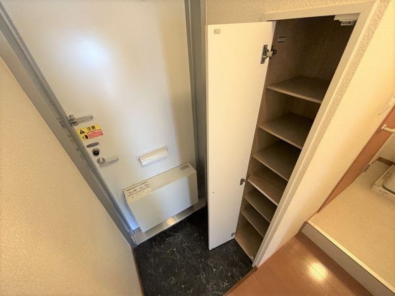 レオパレス佳蔵 玄関