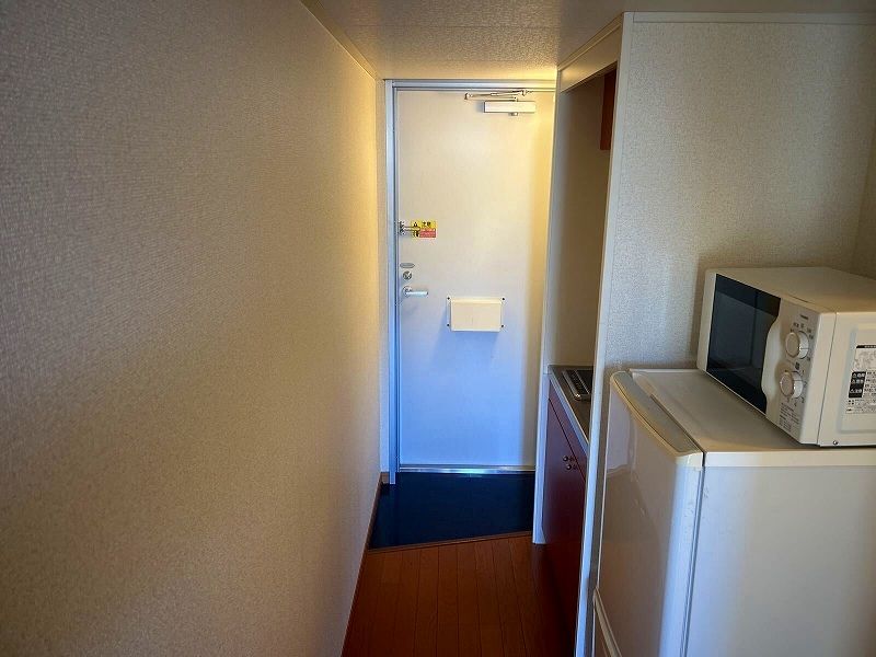 レオパレス七国レオン 玄関