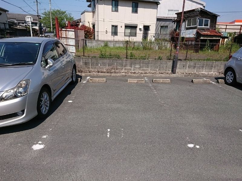 レオパレスロビン 駐車場
