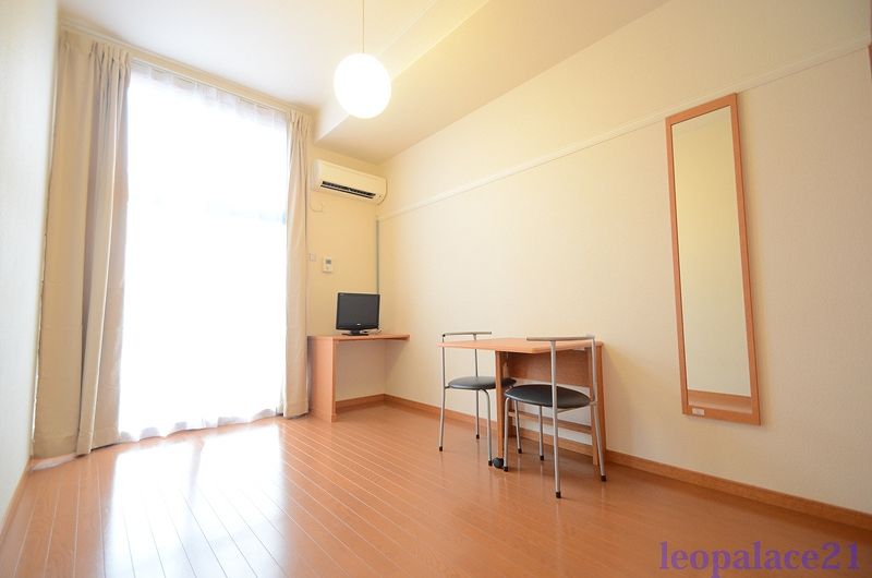 レオパレスドエル三条 居間