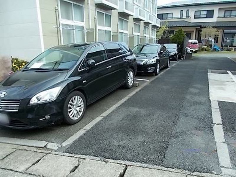 レオパレスモア 駐車場