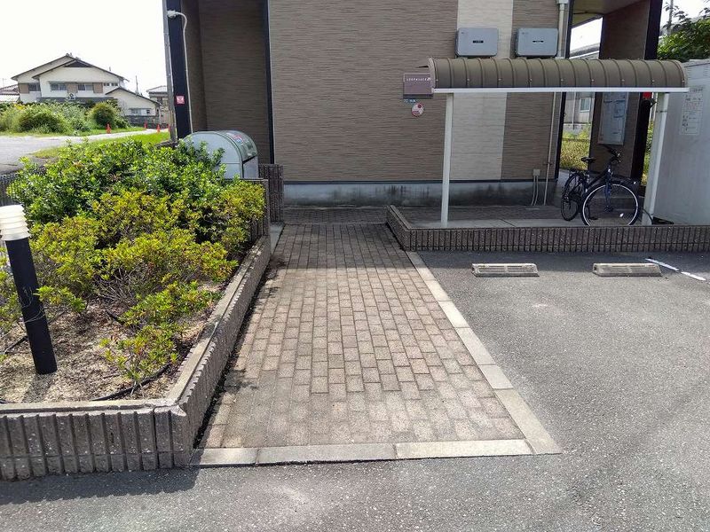 レオパレスサマール梅井 エントランス
