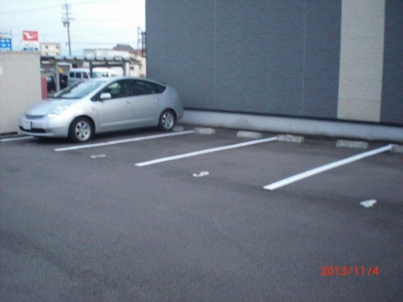 レオパレスファミーユγ 駐車場