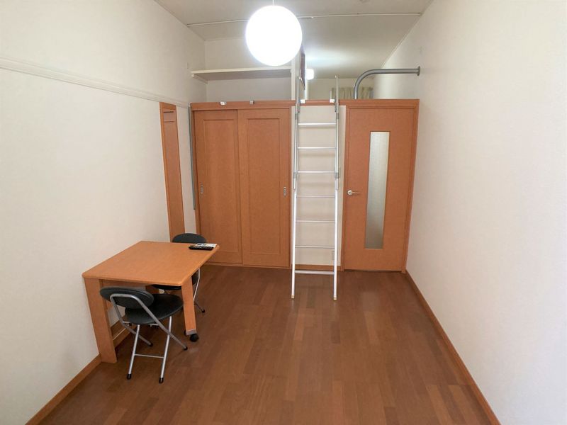 レオパレスプチ　ジャルダン 居間